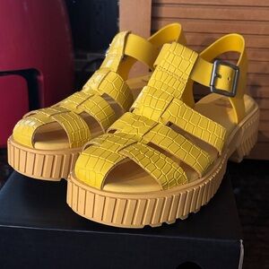NIB Sorel Ona Streetworks Fisherman Yellow Croc-Embossed Sandals